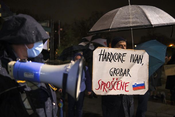 Utrinek s petkovega protivladnega protesta v Ljubljani 