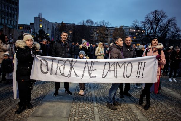 Prav je, da ljudje ščitijo otroke. Normalno je tudi, da ljudje ne zaupajo tistim, ki svoj prav želijo doseči z nasiljem, žalitvami, manipulacijami. A otroci ne smejo biti žrtve prepirov in zarot. (sredin protest v Ljubljani pred dvema tednoma)