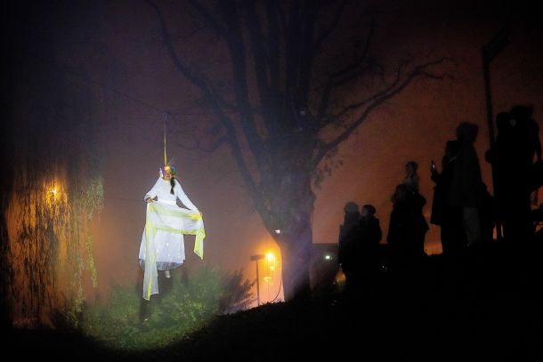 Muke in radosti Povodnega moža Ljubljanskega, Reka sedmerih imen, Gledališče Ane Monro, Šuštarjevo nabrežje, LJ 