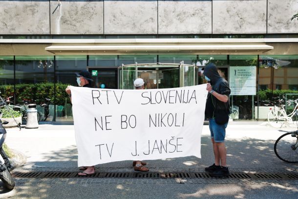 Protest za neodvisno javno televizijo pred stavbo RTV Slovenija