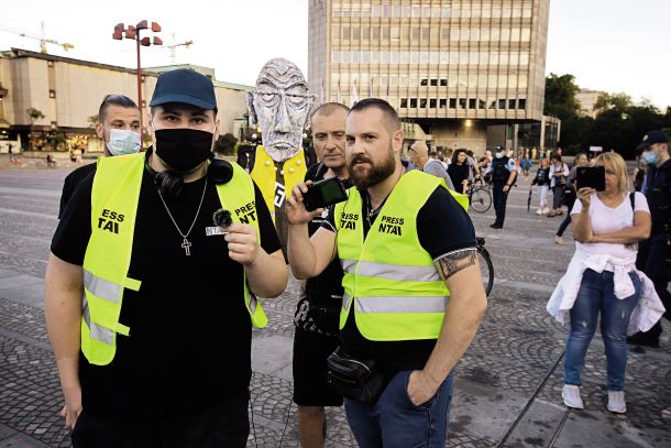 Le kakšne novinarje si želi vlada? Morda takšne, ki so odeti v rumene jopiče krožili med petkovimi protestniki?