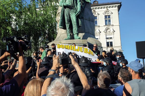 Trenutek, ko so samooklicani rumeni jopiči zasedli protestniški govorniški oder. Napetost med protestniki in rumenimi jopiči se bliža vrelišču. 