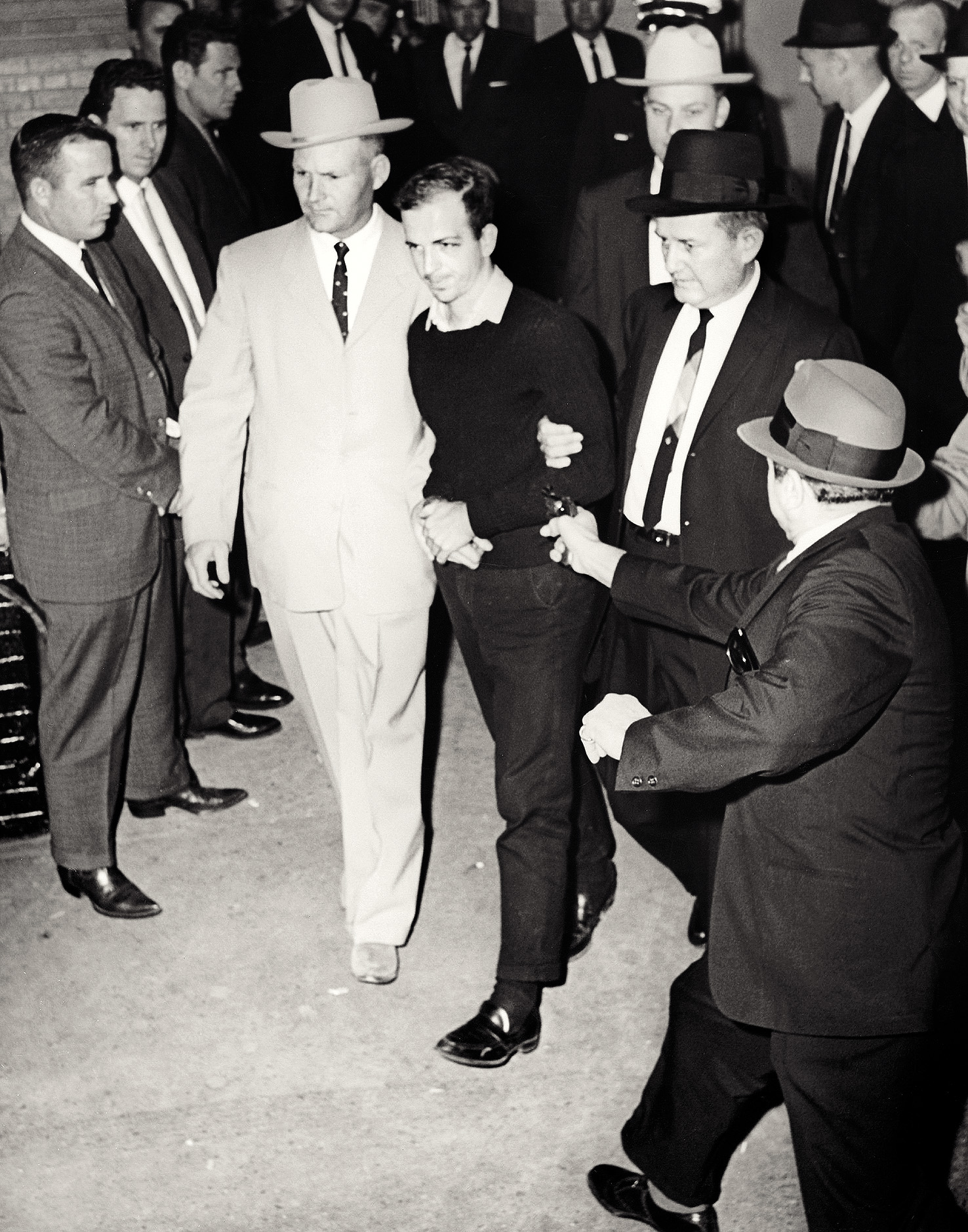 Tik preden je Jack Ruby streljal na Leeja Harveyja Oswalda, ki je dva dni pred tem streljal na Kennedyja, 24. novembra 1963