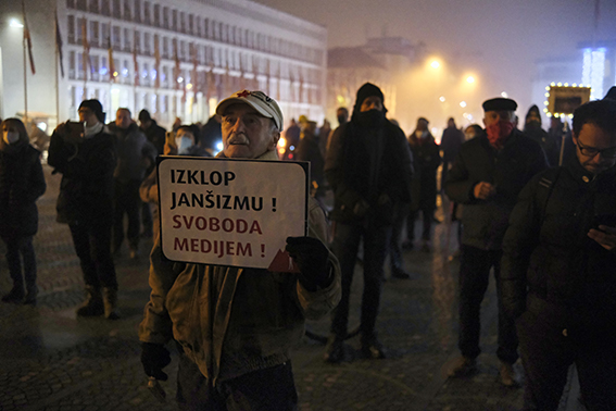 »Vlada skrajnih nasilnežev ne sme vzpodbujati k napadanju novinarjev«