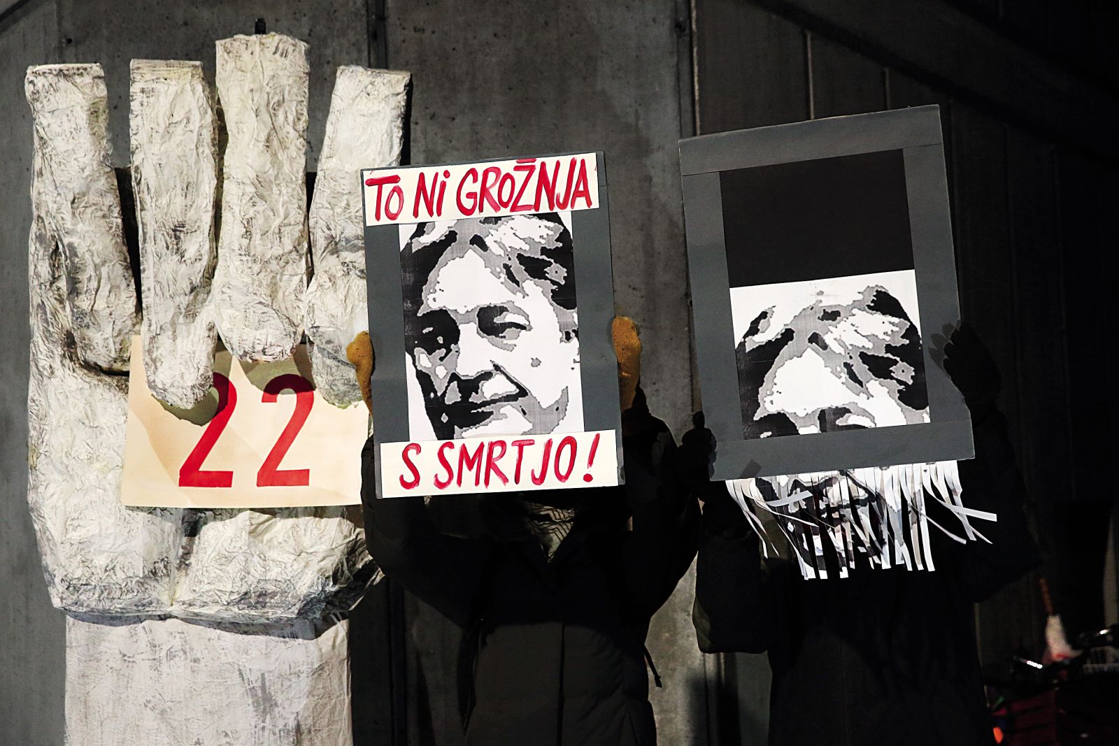 Petkov protest v Ljubljani. Dražba slike ministra Simonitija, ki se je samouničila. Kupil jo je Zlatko. | Borut Krajnc