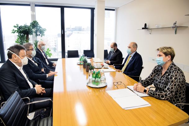 Ta teden se je predsednik vlade Janez Janša skupaj z ministrom za zdravje Janezom Poklukarjem sestal s predstavniki Fidesa, levo v sredini njihov predsednik Konrad Kuštrin. Ta je po srečanju dejal, da so se pogovarjali o »možnostih korigiranja plačnega sistema«.