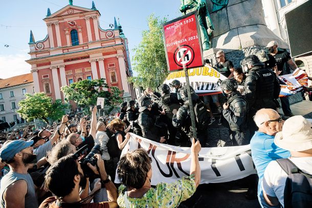 Za vlado sporna intervencija policije, ki so ji sledile kadrovske rošade 