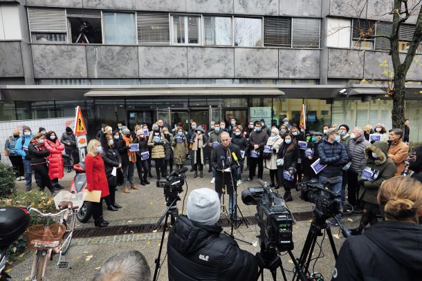 Kolektiv informativnega programa tV Slovenija je zaradi predloga Programsko-produkcijskega načrta izdal posebno izjavo, v kateri so zavrnili načrte vodstva in opozorili, da predlagane spremembe »škodijo poslanstvu javnega zavoda«. niso jih poslušali, načrt so v ponedeljek brez večjih pretresov potrdili programski svetniki zavoda, 17 jih je bilo za, 5 vzdržanih, proti pa sta glasovala le dva. (na fotografiji javni protest novinarjev