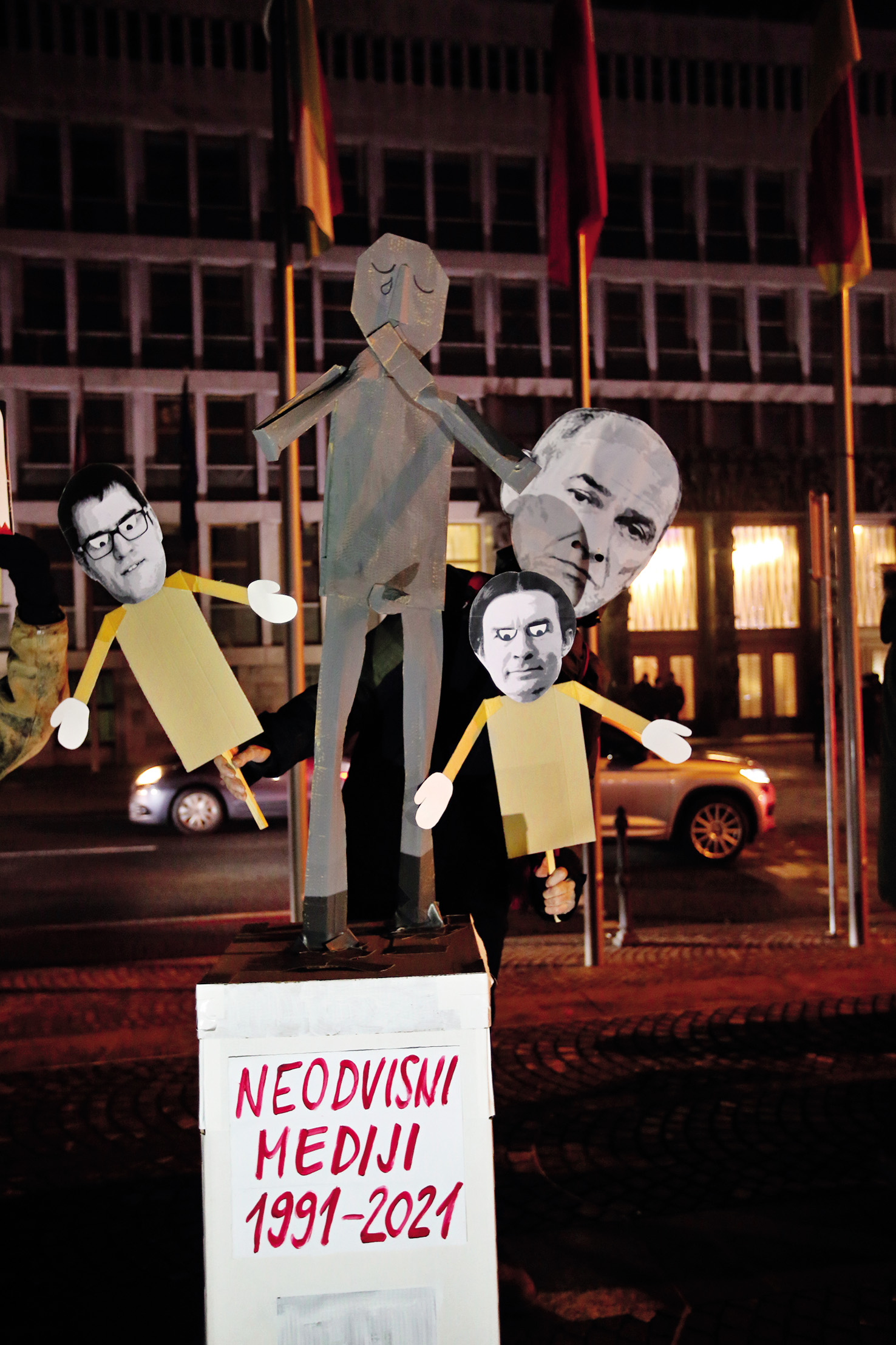 Spomenik izginjajoče svobode medijev, petkov protest, LJ | Borut Krajnc