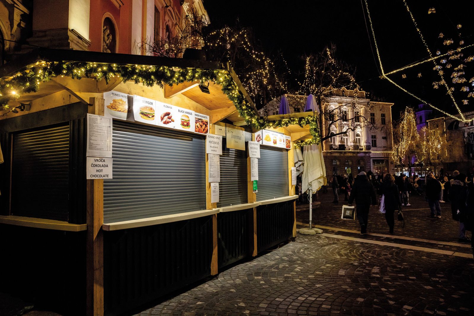 Zaprte stojnice s kuhanim vinom v Ljubljan | Luka Dakskobler