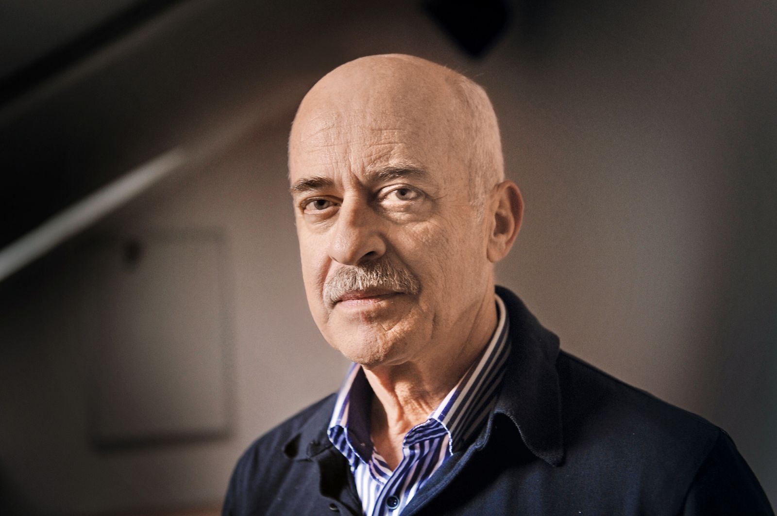 Dr. Ivan Eržen (bivši direktor NIJZ, epidemiolog) Cepljenje bi, če bi bilo obvezno, »namesto pozitivnega ukrepa, ki pomaga preprečiti bolezen, dobilo negativen prizvok ukrepa, ki ga zahteva in predpisuje oblast.«