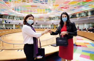 Francoski cadeau in slovensko darilo: francoska državna sekretarka za šport Roxana Maracineanu in slovenska ministrica za šolstvo Simona Kustec