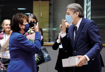 Francoski cadeau in slovensko darilo: francoska ministrica za kulturo Roselyne Bachelot in slovenski minister za kulturo Vasko Simoniti
