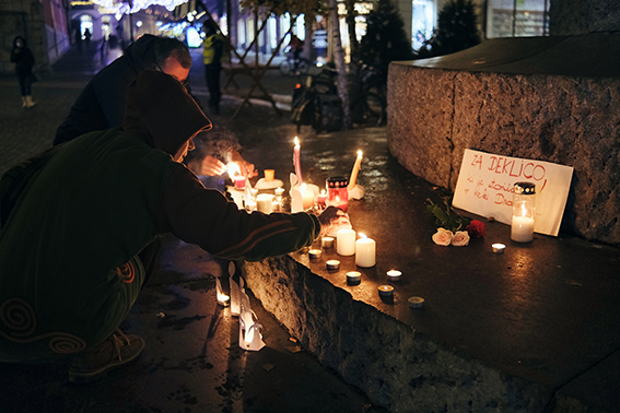 Prižig sveč na Prešernovem trgu v Ljubljani