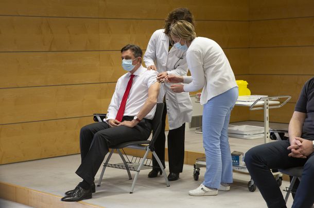 Predsednik republike Borut Pahor med prvim cepljenjem proti covidu-19