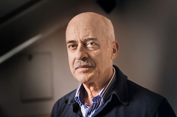 Dr. Ivan Eržen (bivši direktor NIJZ, epidemiolog) Cepljenje bi, če bi bilo obvezno, »namesto pozitivnega ukrepa, ki pomaga preprečiti bolezen, dobilo negativen prizvok ukrepa, ki ga zahteva in predpisuje oblast.« 