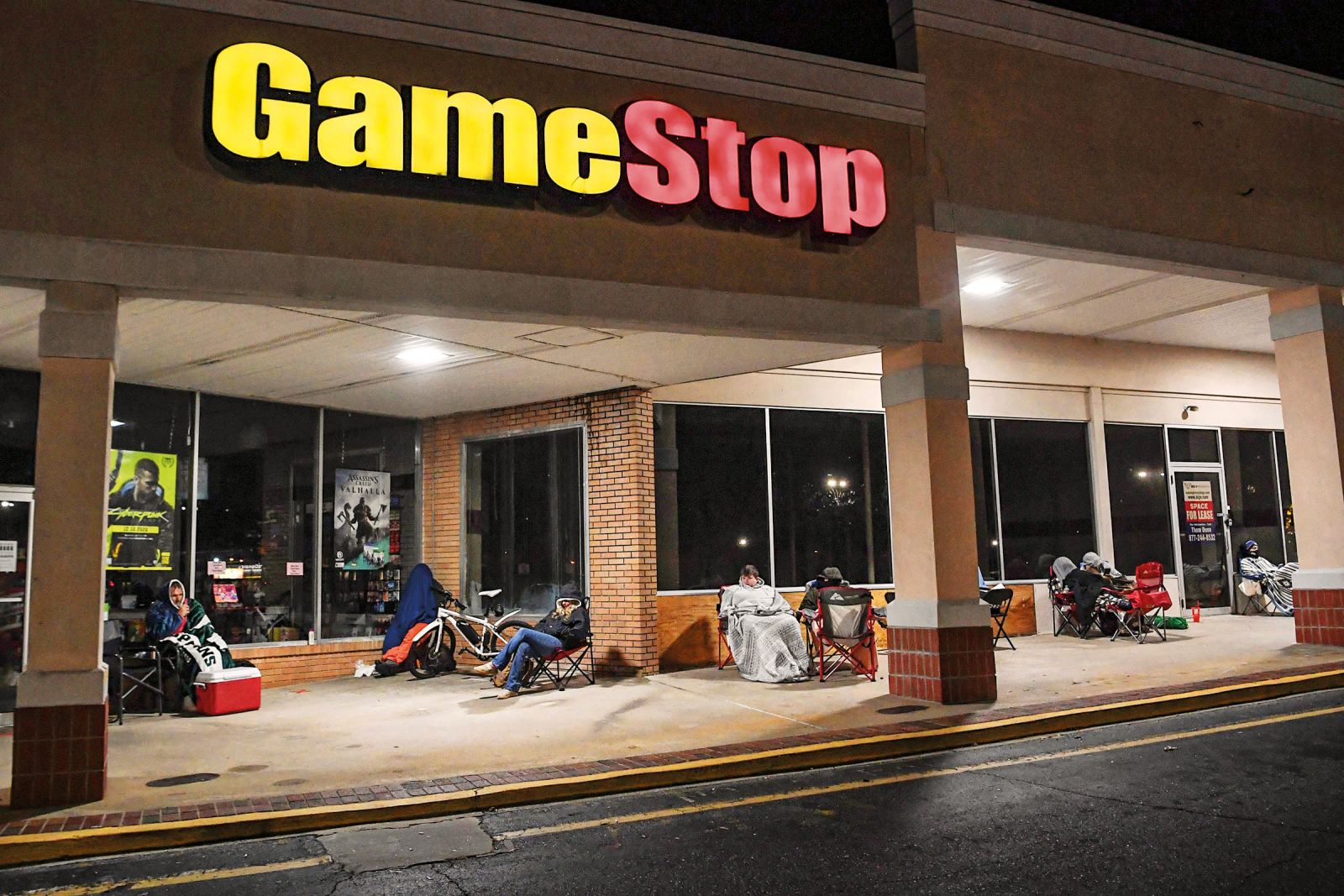 Noč pred črnim petkom pred trgovino GameStop, 27. novembra 2020