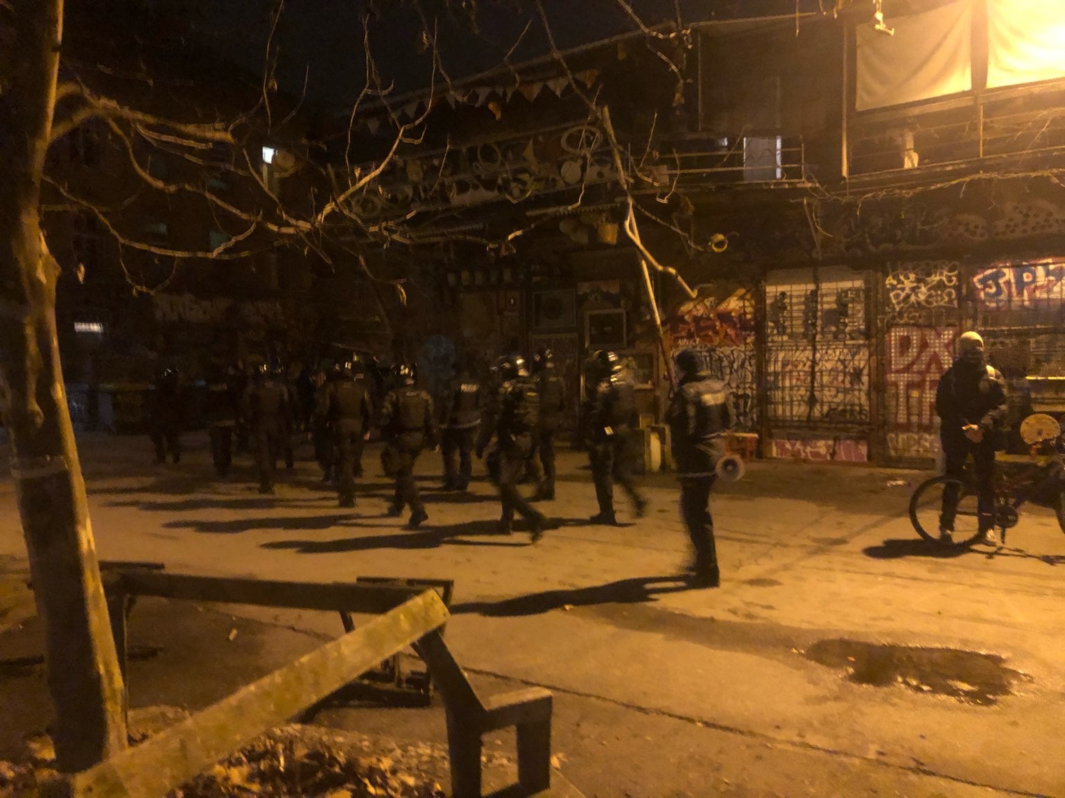 VIDEO: Policisti z orožjem na Metelkovi