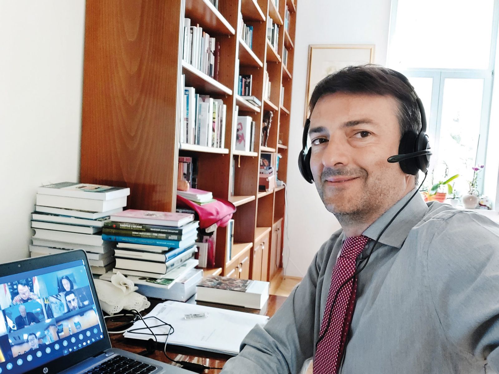 Jure Gašparič, državni sekretar na ministrstvu za izobraževanje. Ker je odgovoren za visoko šolstvo (in ker je javno podvomil o Janezu Janši), naj bi mu zdaj grozila razrešitev.