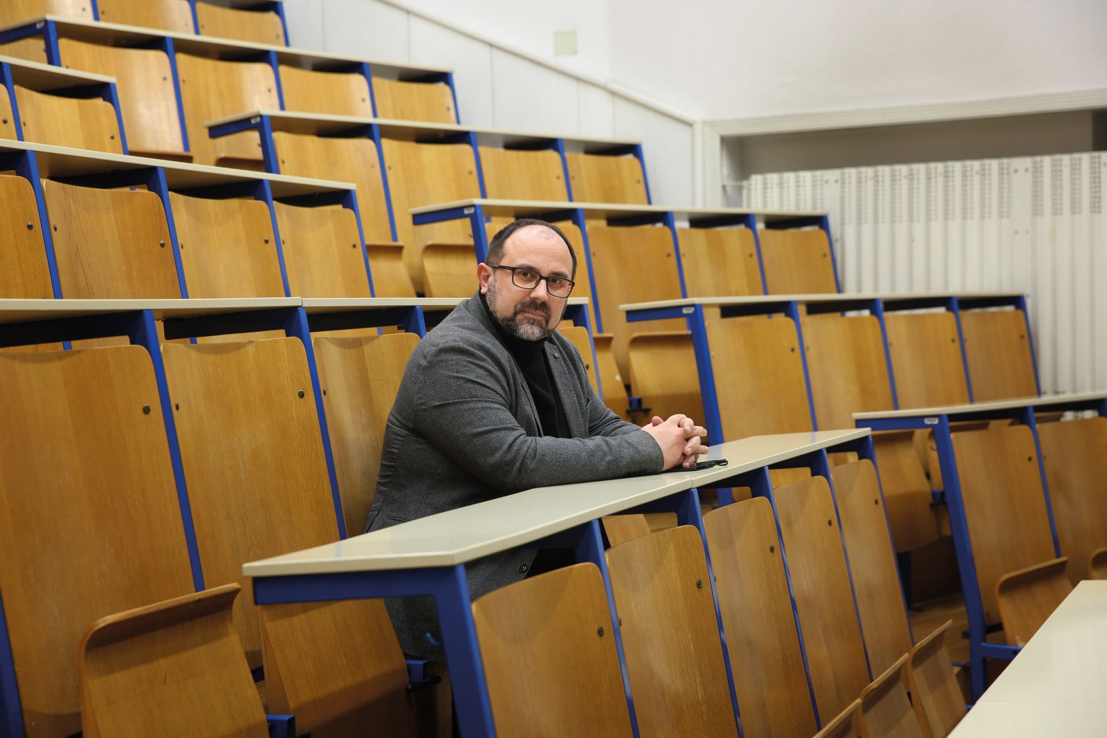 Redni profesor in dekan Filozofske fakultete dr. Roman Kuhar: »Ideja, da imamo v državi preveč družboslovcev, je populistično všečna, lepi se na podobne ideje o lenem javnem sektorju, problematičnih fakultetah, profesorjih, ki delajo od štiri do šest ur na teden.«