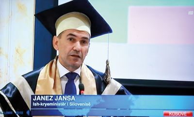 Družboslovec na kvadrat: Obramboslovec Janez Janša ima tudi častni doktorat, ki mu ga je podelila poslovna fakulteta v Prištini (Kosovo). 