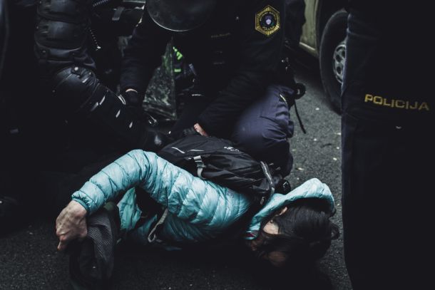 Policijsko nasilje med izpraznitvijo ljubljanske Tovarne Rog