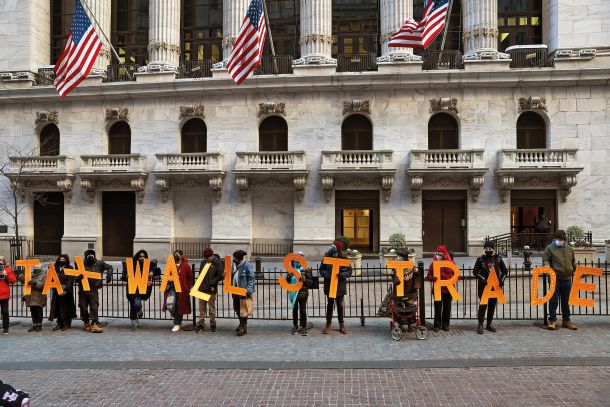 Protest proti pohlepu bogatih pred njihovim hramom na Wall Streetu. 