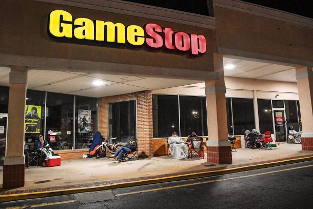 Noč pred črnim petkom pred trgovino GameStop, 27. novembra 2020