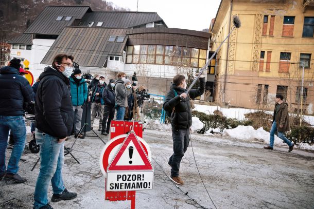 Snemanje filma Zbudi me: na desni vidimo protagonista Roka (Jure Henigman). 