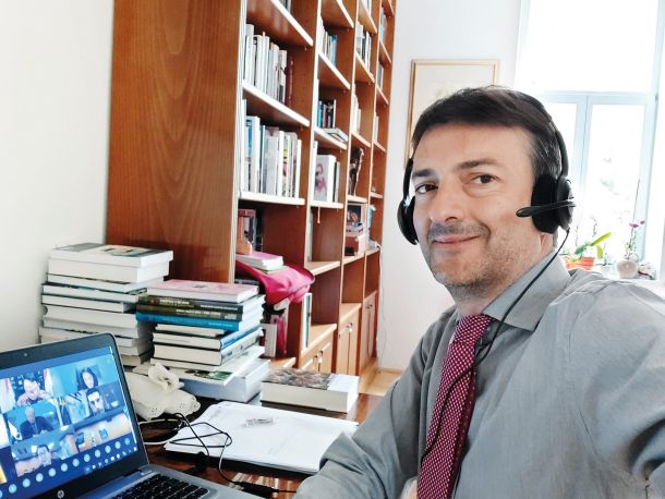 Jure Gašparič, državni sekretar na ministrstvu za izobraževanje. Ker je odgovoren za visoko šolstvo (in ker je javno podvomil o Janezu Janši), naj bi mu zdaj grozila razrešitev. 