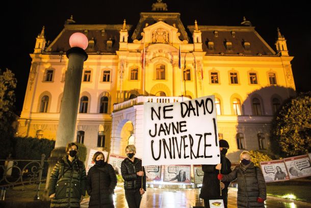 Petkov protest pred stavbo Univerze v Ljubljani dan po tem, ko se je razvedelo, da vlada ni zadovoljna z razpisom za študijska mesta. 