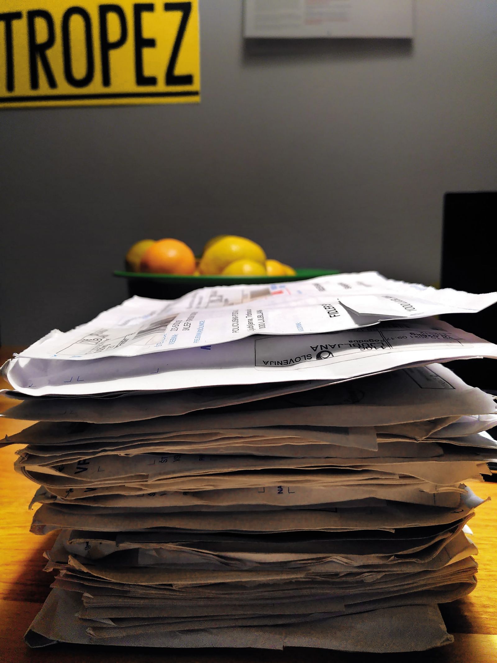 Obvestila o prekrških (in ena sodba v imenu ljudstva), ki jih je v zadnjem letu dni in pol dobila Sanja Fidler, ker se redno udeležuje petkovih demonstracij./