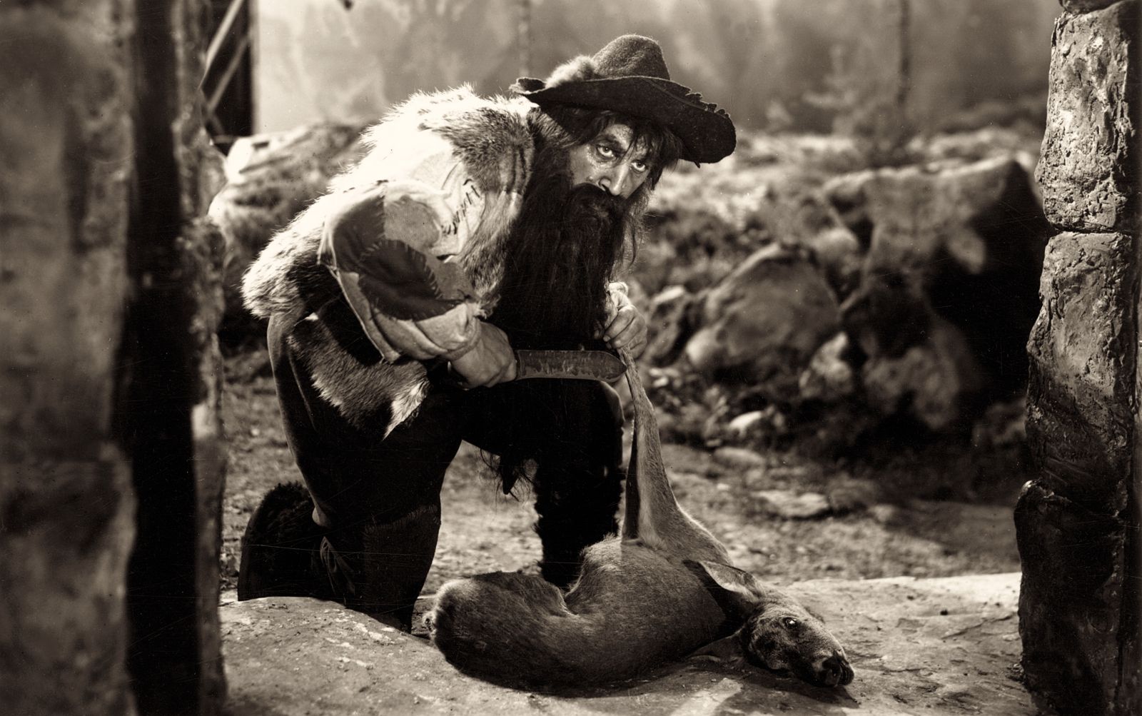 Bedanec je videti kot karikatura okupatorja, domobranca in pedofila, a nikar ne spreglejte, da je de facto priseljenec, migrant, ki se v Sloveniji ustali ilegalno, brez konsenza nacije. Zato deluje strašljivo.