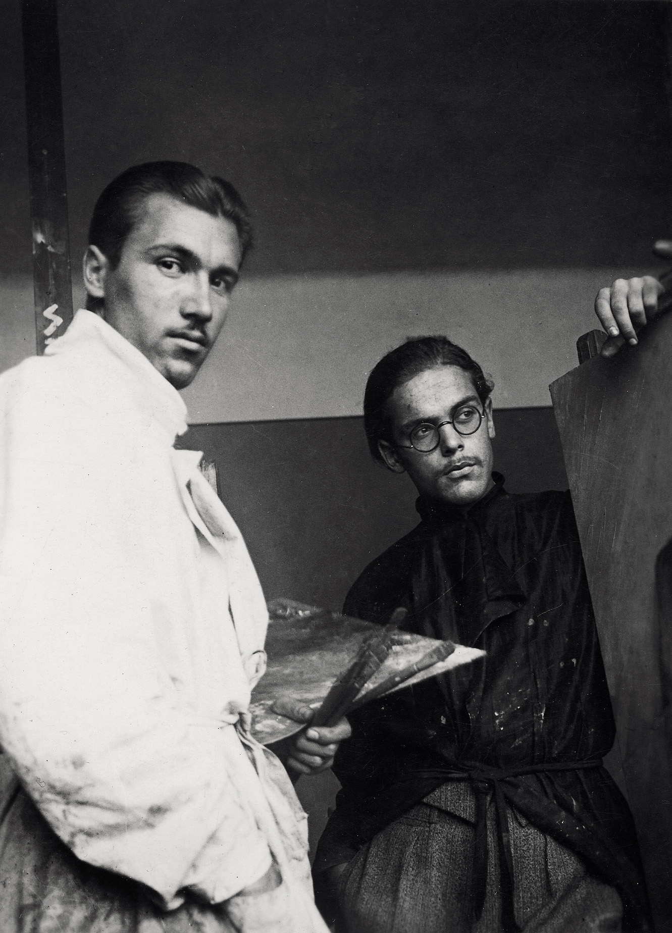 Zoran Mušič in Gabrijel Stupica pozirata (žal neznanemu) fotografu v odmoru med slikanjem na akademiji okoli leta 1934. Oba sta študirala pri prof. Ljubu Babiću; Mušič je vpisal študij na zagrebški akademiji v semestru 1929-30, Stupica pa v letu 1931-32.