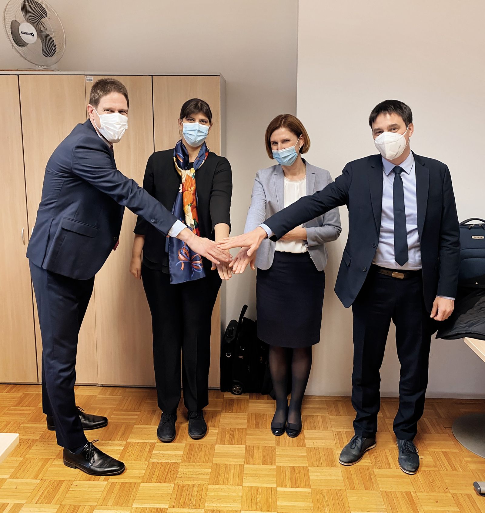 Evropska glavna tožilka Laura Kövesi na obisku v Sloveniji z evropskima delegiranima tožilcema Matejem Oštirjem (skrajno levo) in Tanjo Frank Eler ter evropskim tožilcem Jako Brezigarjem (skrajno desno)