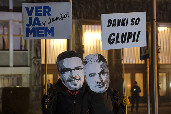 Prizor s petkovega protivladnega protesta na Trgu republike v Ljubljani 