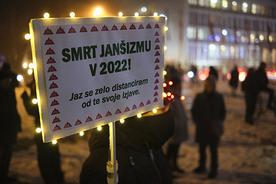 Prizor s petkovega protivladnega protesta na Trgu republike v Ljubljani