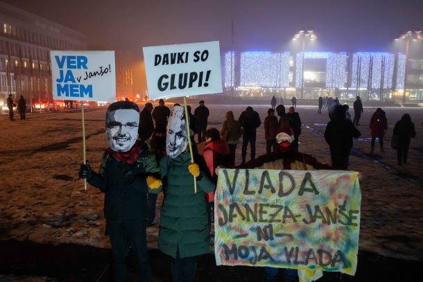 Petkovi protivladni protesti opozarjajo na sporne taktike Janševe vlade