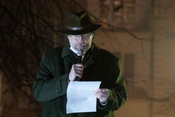Boris A. Novak med branjem pesmi na petkovem protivladnem protestu