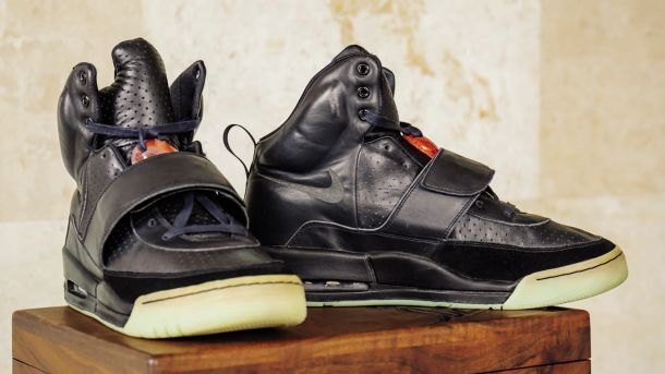 Rekorder je trenutno prototip čevljev Yeezys, ki nastajajo v sodelovanju družbe Nike in razvpitega reperja Kanyeja Westa; neki anonimen premožnež je zanj odštel več kot poldrugi milijon evrov. 
