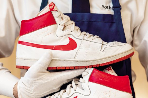 Prejšnji mesec je bil par ikoničnih Nikovih superg Air Ship, ki jih je košarkarska legenda Michael Jordan nosil na peti tekmi svoje prve sezone pri klubu Chicago Bulls, prodan za dober milijon evrov. 