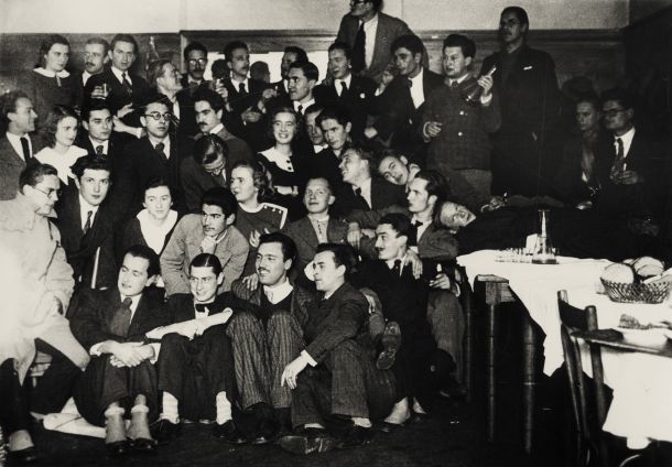 V Zagrebu so se šolali najpomembnejši umetniki slovenskega modernizma, tudi Zoran Mušič (na tleh tretji z leve, v črtasti obleki), Marij Pregelj (v zadnji vrsti peti z leve, z očali in brki) in Gabrijel Stupica (desno zgoraj, z očali in brki), okoli leta 1931 ovekovečeni na fotografiji z zabave študentov na zagrebški likovni akademiji.