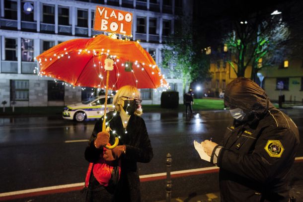 Petkova protestnica Sanja Fidler je zato, ker se je v družbi treh ljudi z dežnikom sprehodila mimo državnega zbora, dobila kazen za udeležbo na shodu. (na božični dan leta gospodovega 2020) 