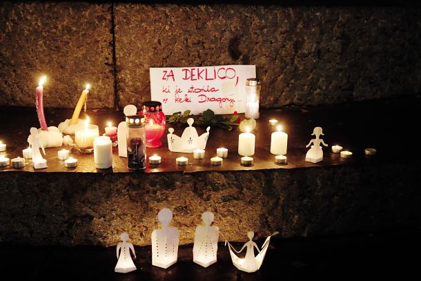 Sveče na Prešernovem trgu za 10-letno deklico, begunko, ki je utonila v reki Dragonji 