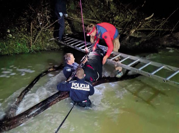 Reševanje družine, ki pa je bilo za deklico žal prepozno 