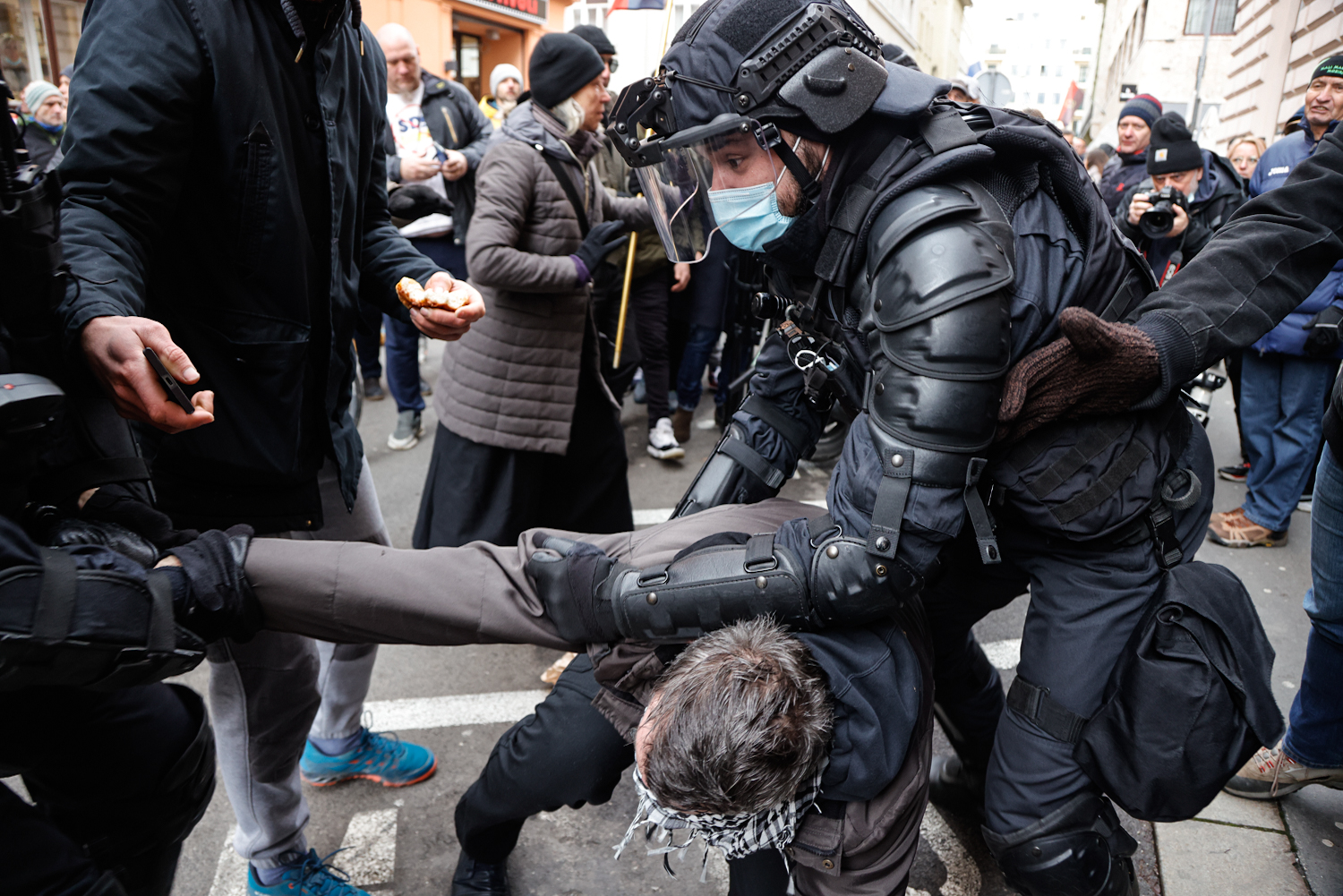 FOTOGALERIJA: Spopadi med protestniki in policijo