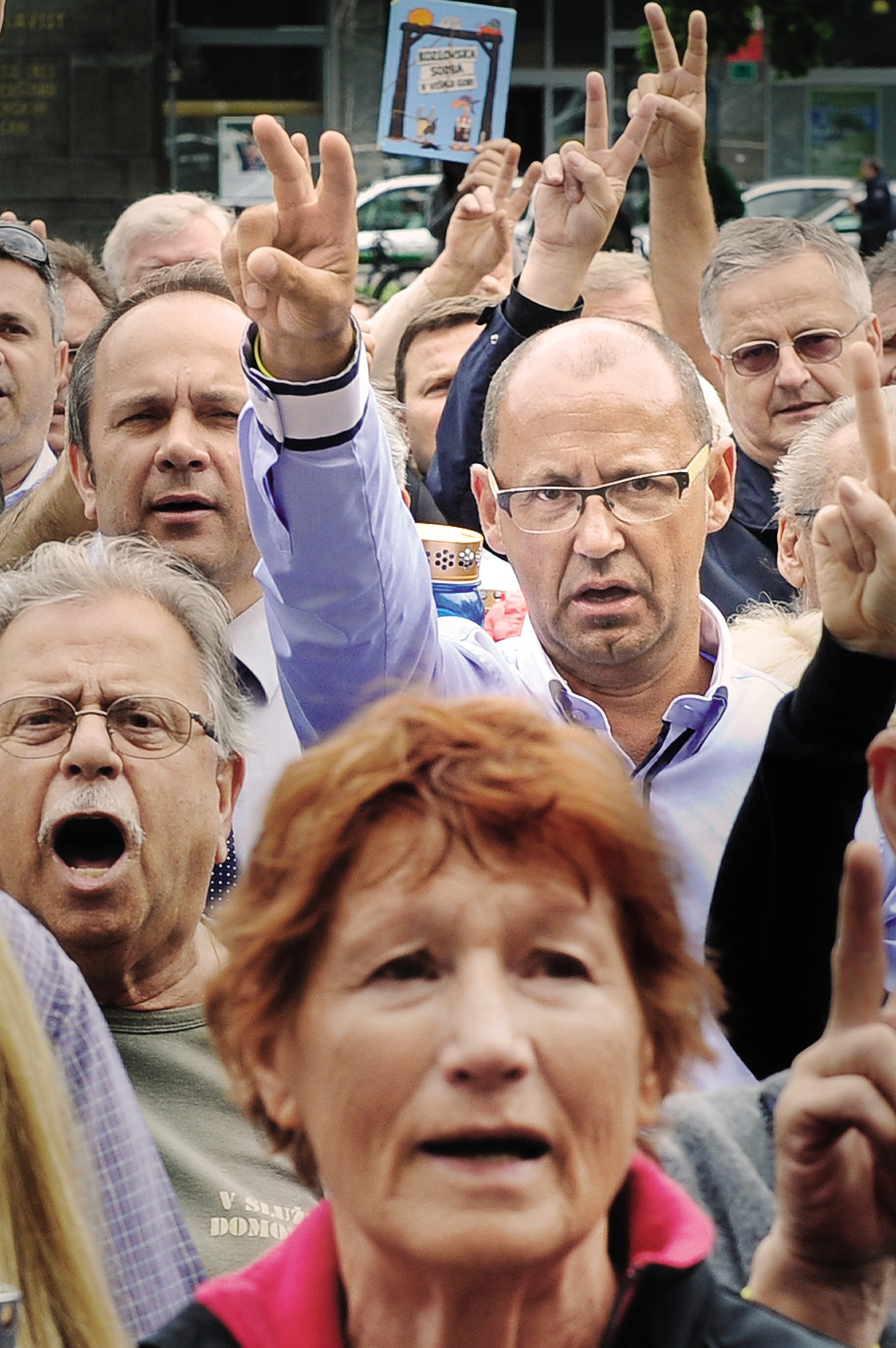 Tudi položaj Janševega brata Rajka Janše kaže, da sedanja slovenska oblast deluje na podlagi tribalnih načel. Kadarkoli se na oblast povzpne Janez Janša, začne v njegovi senci poslovne uspehe nizati njegov brat Rajko Janša, sicer preprodajalec poslovnih daril. (na fotografiji Rajko Janša v sredini z očali in z dvema dvignjenima prstoma na protestu pred sodiščem, ki je obsodilo brata na zaporno kazen v zadevi Patria) /