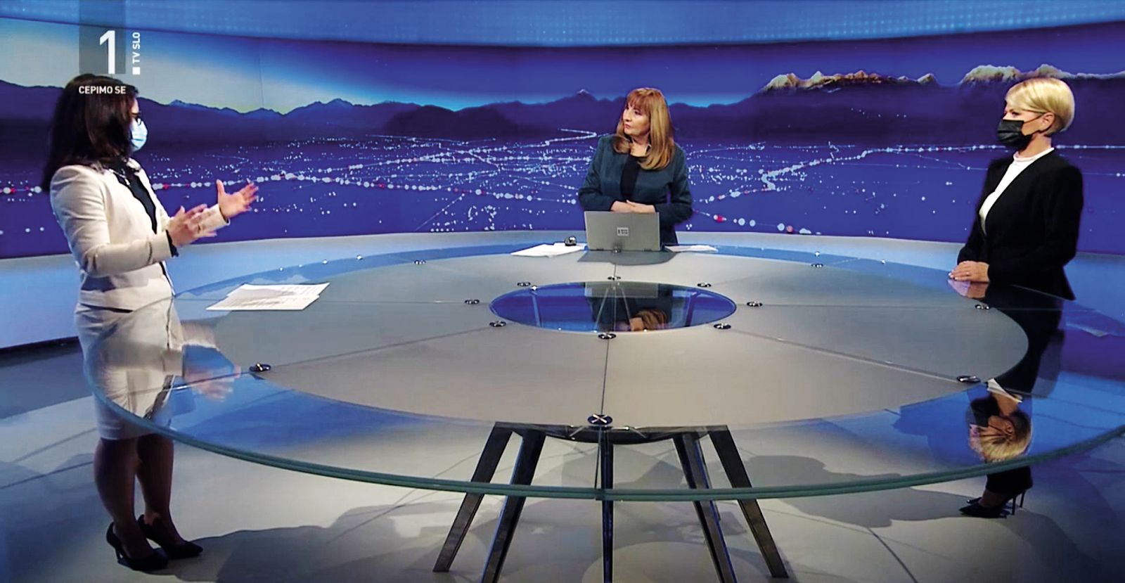 Mateja Udovč zaprosi Aleksandro Pivec za roko