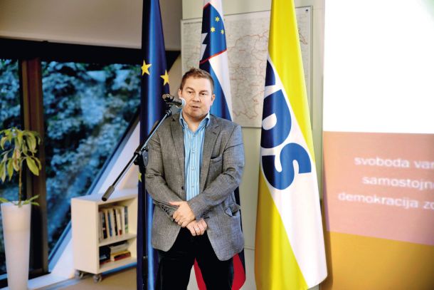 Borut Dolanc, generalni sekretar stranke SDS, je formalno glavni kadrovik stranke, dejansko pa spada v drugi krog Janševih zaupnikov. Poslušati mora svojega bivšega sodelavca na železnicah Rožiča (levo).