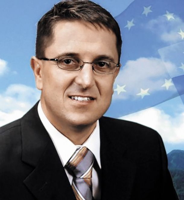 Robert Rožič, eden od Janševih multipraktikov. V Janševem imenu nadzoruje Dars; je namestnik predsednika nadzornega sveta. Nadzoruje tudi gradnjo drugega tira; je predsednik nadzornega sveta družbe 2TDK, ki gradi drugi tir. Poleti je bil nekaj mesecev še vršilec dolžnosti izvršnega direktorja slabe banke.